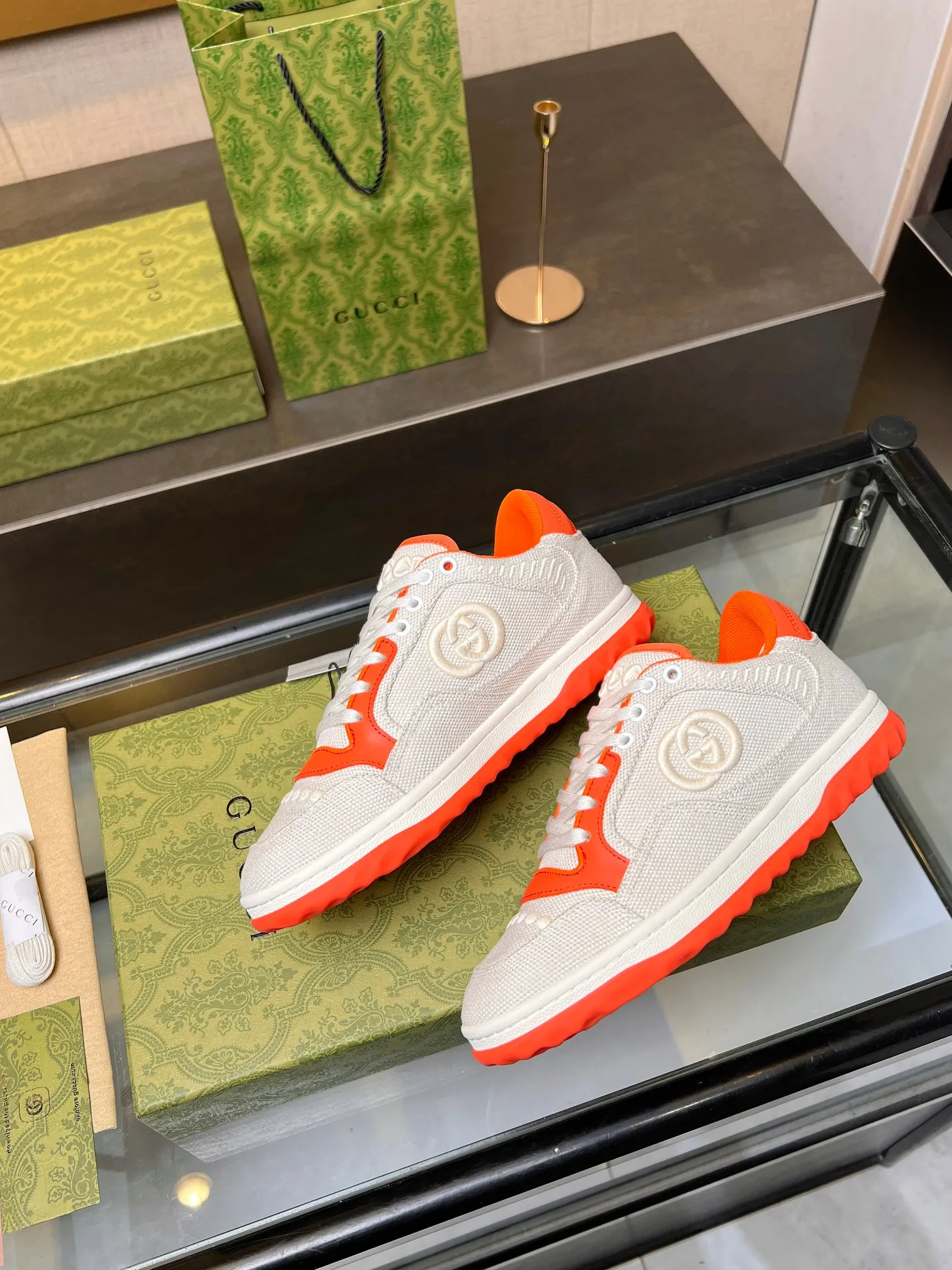 👟👟Ex-factory price 520👟👟 Top version, full styling effect, instant sales of the common practice of soft treading in the market, 💣💣💣Gucci2023 early spring Gucci G home latest hot style MAC80 sports shoes couple style casual retro distressed dirty shoes small dirty shoes small white shoes🌸🌸🌸 original purchase and development Production Gucci MAC80 new hot-selling series. The exquisite and compact interlocking double G logo romantically interprets the aesthetic concept of this series. Made of off-white leather, ▪️Material: original customized imported first-layer cowhide ▪️Inner lining: original customized imported breathable mesh ▪️Outsole: original molded two-color TPU outsole ▪️Sole thickness: 3CM ▪️Size: women's 35-40 / men's 39-45